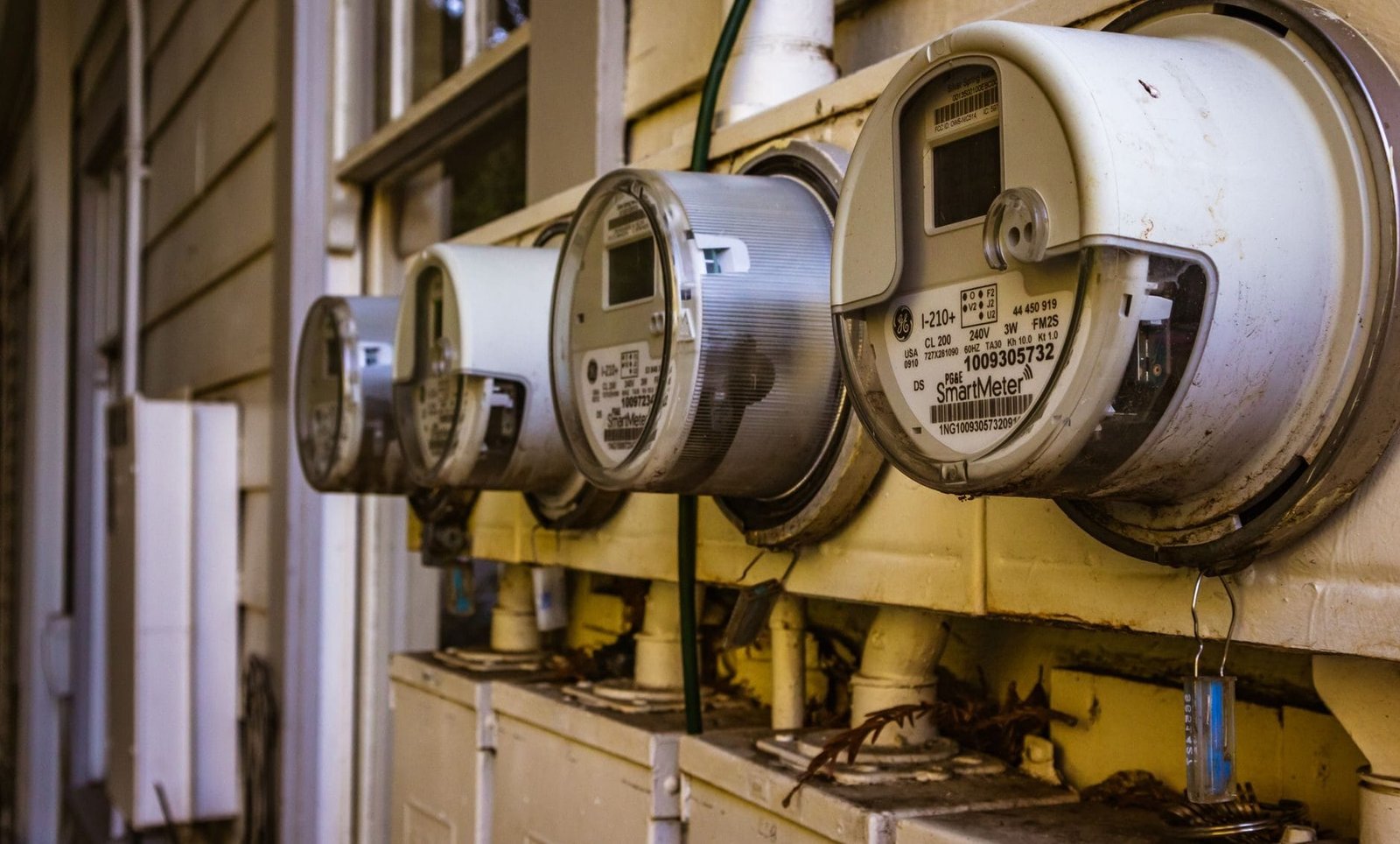 Medidores de energia elétrica residenciais que registram o consumo cobrado na conta de luz