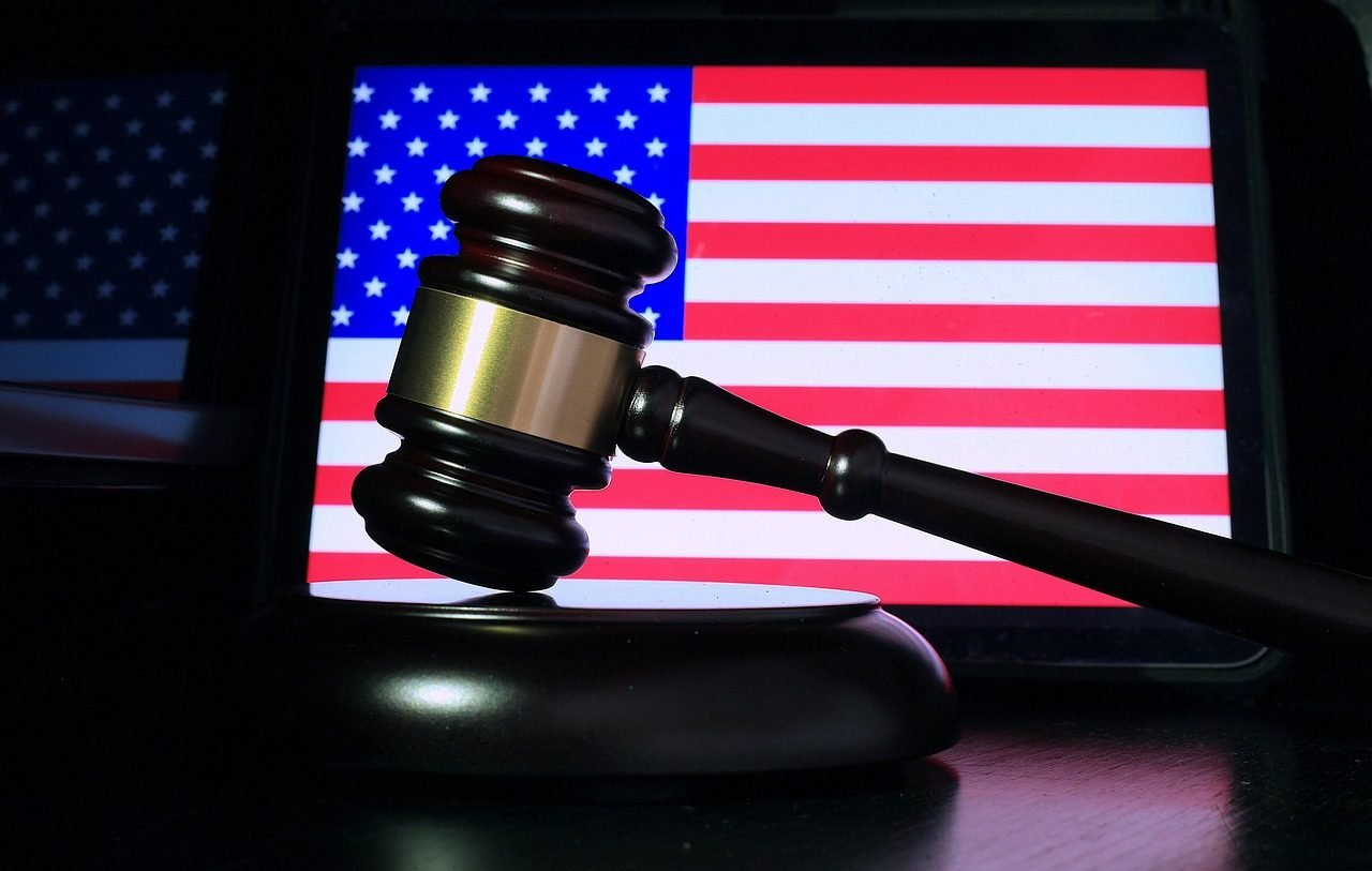 Estelionato e golpes do dia a dia: como reconhecer e como reagir 1 gavel, usa, flag, justice, judge, courtroom, lawsuit, law, lawyer, regulation, statute, th