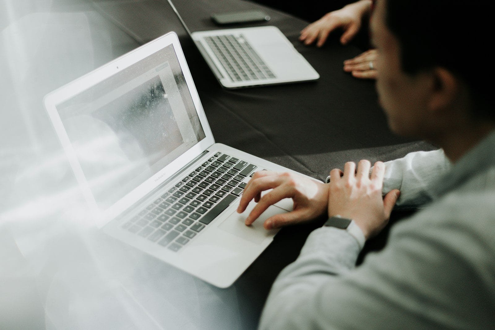 Fake News e Difamação Online: Responsabilização Civil e Criminal 1 a man sitting in front of a laptop computer