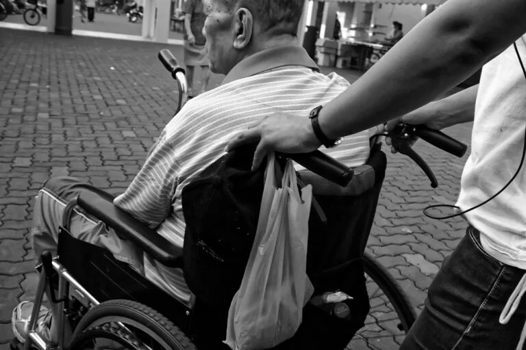 Fibromialgia Como Deficiência: Lei 15.176/2025 e Seus Direitos 3 wheelchair, elderly, man, pushed, carer, black and white photo, gray elderly, wheelchair, carer, carer, carer, carer, ca