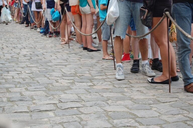 Fila do INSS cai 16% em dois meses após análise de 500 mil processos 2 people, foot, waiting, line, queue, crowd, street, gray crowd, gray street, queue, queue,