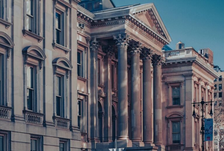 Foro competente: como saber onde a sua acao deve ser ajuizada 2 Neoclassical architecture of Tweed Courthouse in Manhattan at dusk capturing urban elegance.