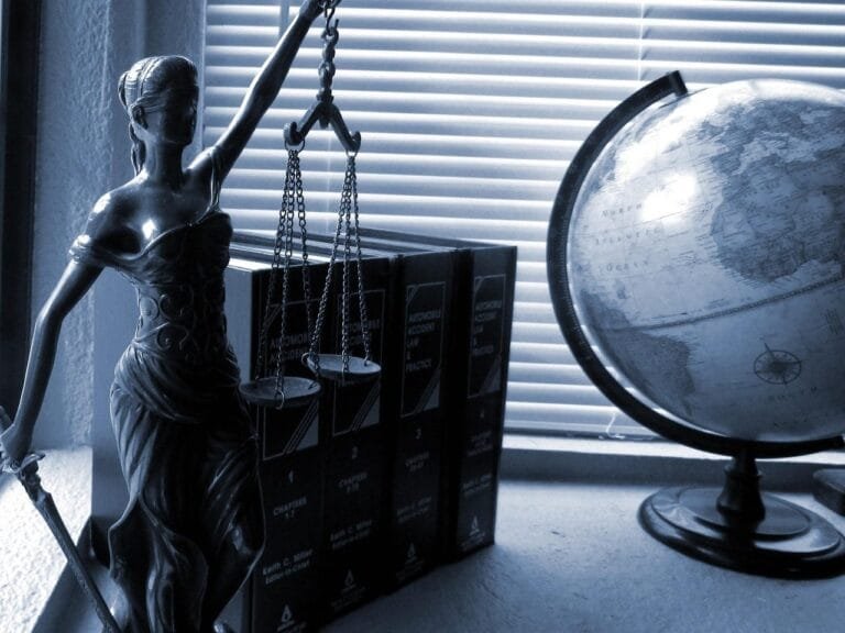 Foro privilegiado: cargo vitalicio mantem prerrogativa 6 lady justice, legal, law, justice, symbol, lawyer, balance, scale, attorney, law office, scales of justice lady, legal,
