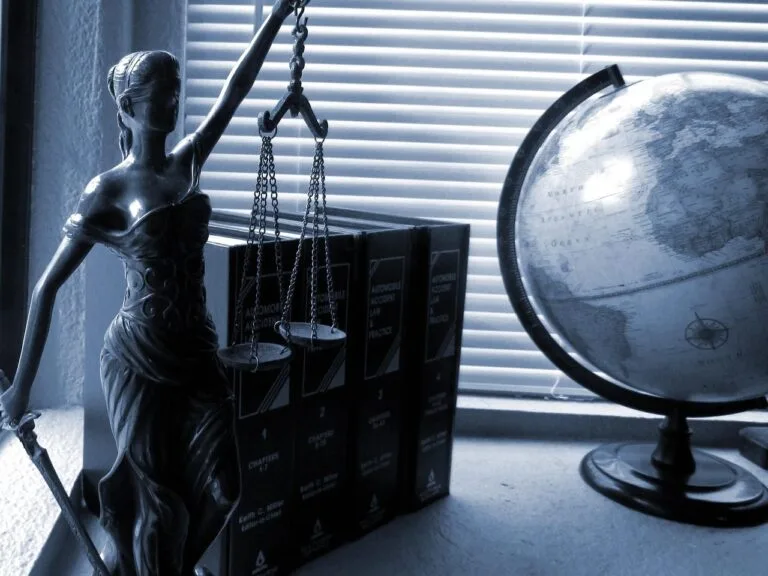 Foro privilegiado: cargo vitalicio mantêm prerrogativa 3 lady justice, legal, law, justice, symbol, lawyer, balance, scale, attorney, law office, scales of justice lady, legal,