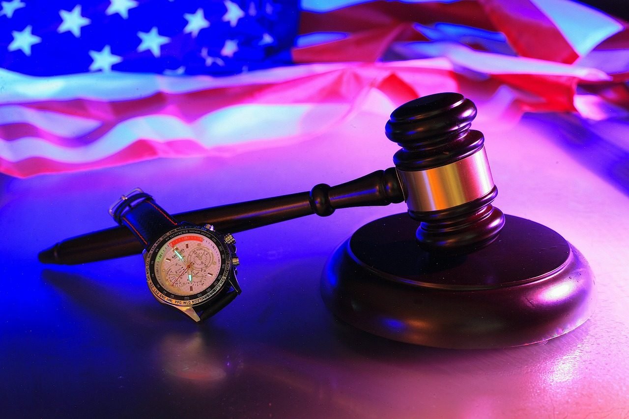 Furto e roubo: a diferenca que muda toda a resposta da lei 1 gavel, usa, flag, justice, judge, courtroom, lawsuit, law, regulation, symbol, america, la