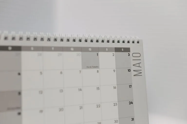 Governo prorroga por 90 dias o prazo para contestar descontos indevidos no INSS, agora até 20 de junho de 2026 7 Spiral-bound calendar showing May with focus on weekdays in Portuguese.