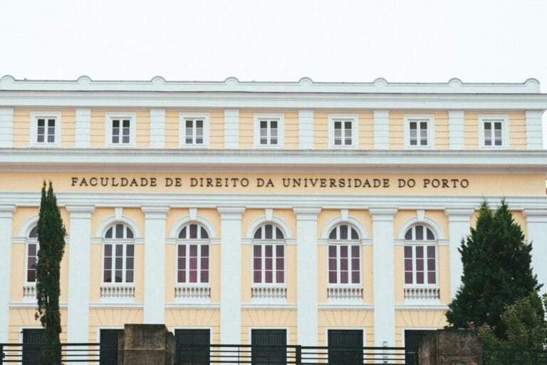 Prova de vida do INSS: alerta de golpe contra aposentados 3 Facade of the Faculty of Law at the University of Porto, showcasing classic arch