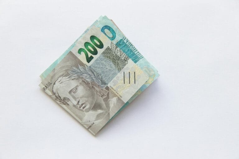 Ruído ocupacional acima do limite: como preencher o PPP para o INSS aceitar a especialidade 6 Stack of 200 Brazilian Real banknotes isolated on a white surface, symbolizing w