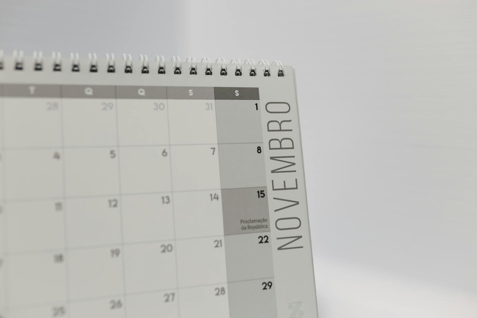 Responsabilidade do tomador por dívidas trabalhistas da empresa terceirizada 1 Close-up image of a November calendar page, featuring a minimalist design.