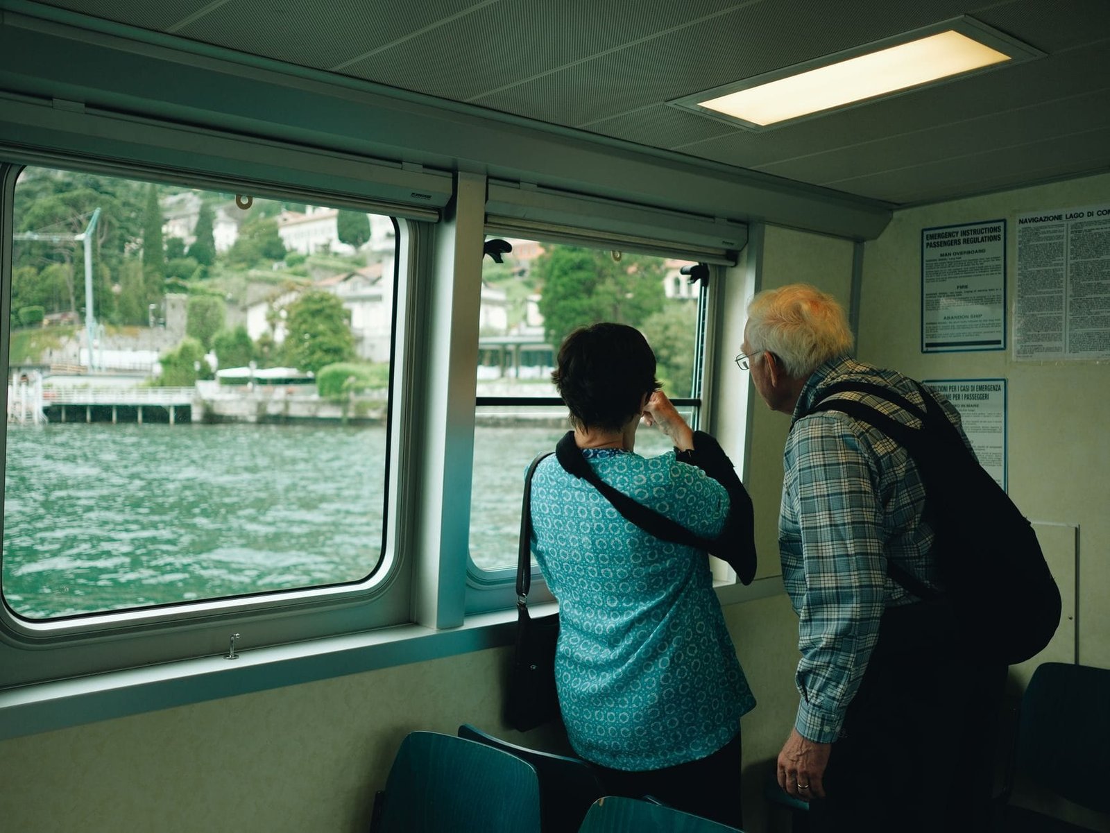 Aposentadoria por idade do trabalhador avulso: como comprovar os períodos no trabalho portuário 1 Elderly couple enjoys the stunning view from a boat on Lake Como, Italy.