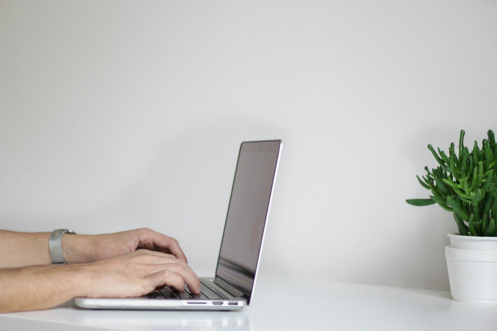IA e Privacidade nas Redes Sociais: Moderação Algorítmica 1 person using laptop