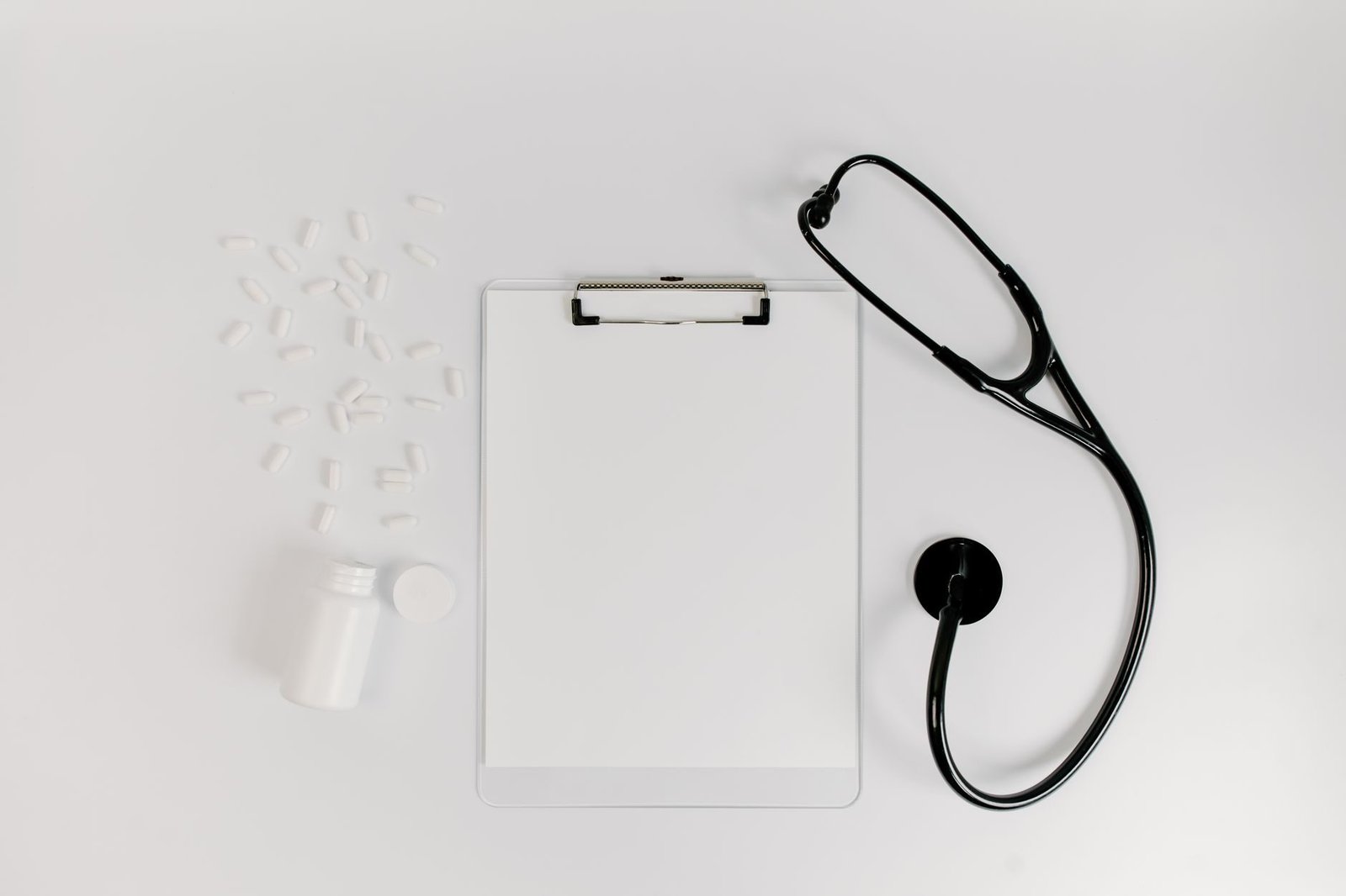Indeferimento do INSS: como entender o motivo e decidir entre recurso e acao 1 Flat lay of clipboard, pills, and stethoscope for medical use.