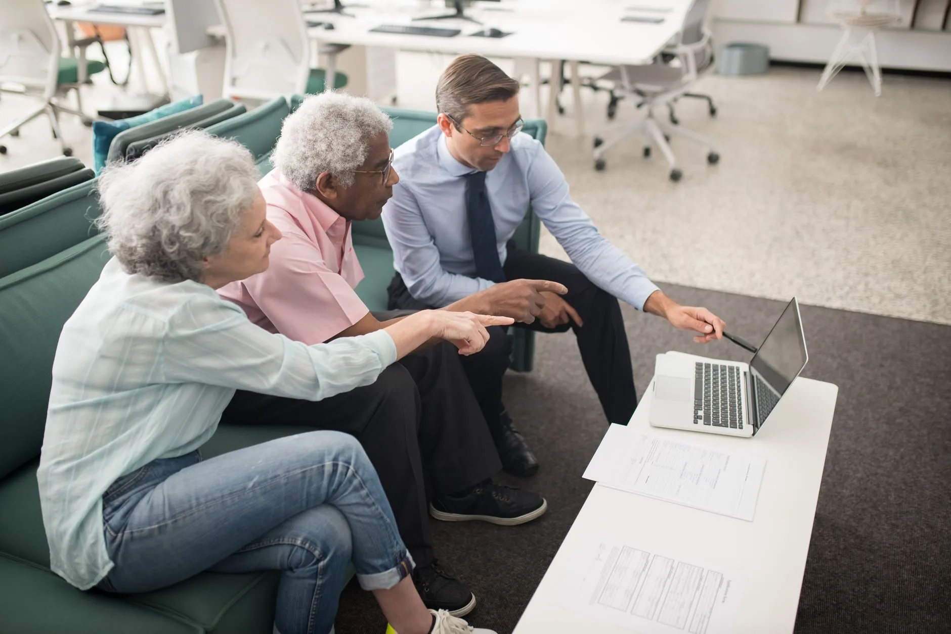 Início de prova material no trabalho rural: que documentos realmente convencem 1 Senior couple consulting with a professional on a laptop in a modern office setting.
