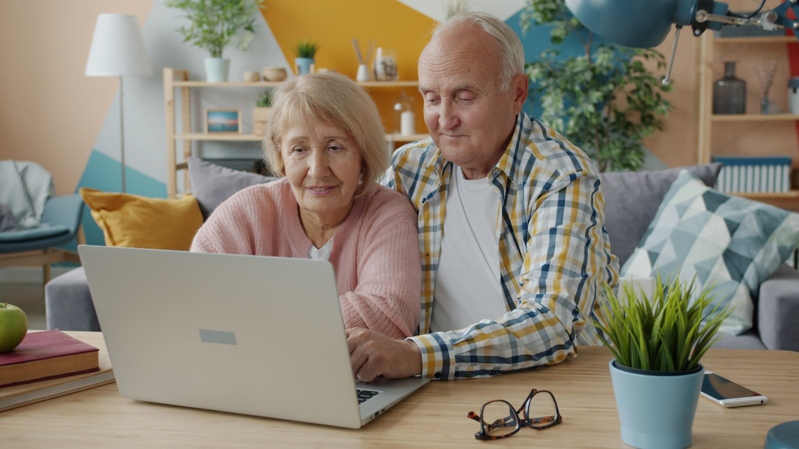 INSS já concede metade das aposentadorias com análise automatizada por inteligência artificial e planeja contratar 9 mil servidores 1 Elderly couple looking at a laptop together