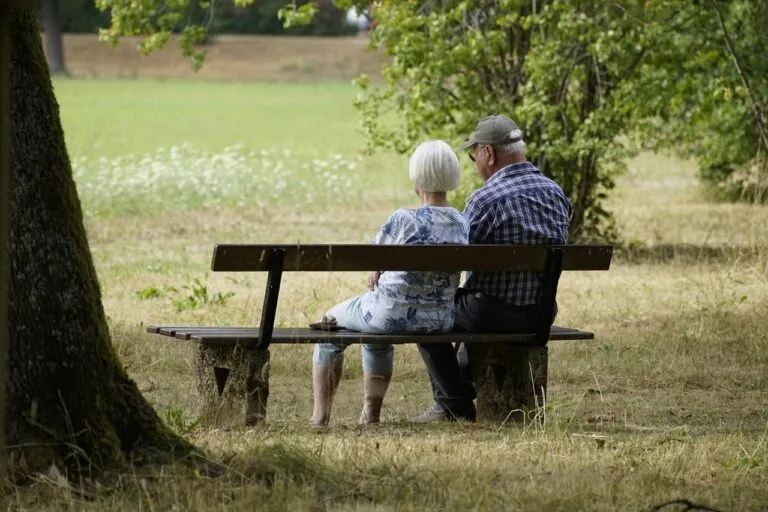INSS Paga 24,3 Mi de Aposentadorias e Injeta R$ 47 Bi 3 retiree, pensioners, elderly, couple, bench, park, retiree, elderly, elderly, elderly, elderly, elderly, couple
