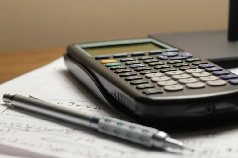 ISS: o que muda quando o serviço e prestado em município diferente da sede 7 a calculator and a pen sitting on top of a piece of paper