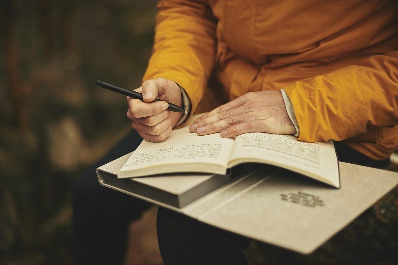 Justiça Gratuita INSS 2026: Como Conseguir Sem Custo 1 new year background, adult, diary, journal, notebook, book, document, knowledge, man, notes, paper, pen, person, writing