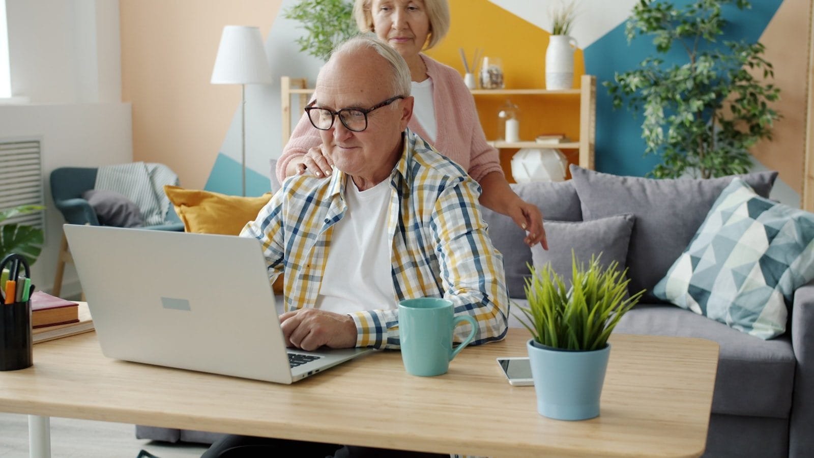 Lei 15.201/2025 institui programa de gerenciamento de benefícios do INSS, com bônus aos servidores e peritos para priorizar processos parados há mais de 45 dias 1 Elderly couple using a laptop together at home.