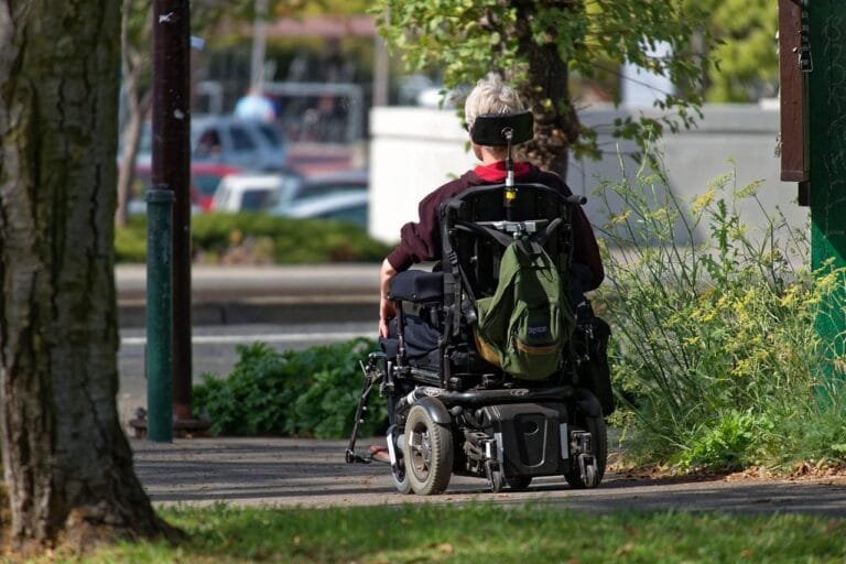 LOAS 2026: Lei Orgânica da Assistência Social Explicada 5 motorized wheelchair, wheelchair, elderly, man, motorized, backpack, sunny day, pavement, disabled, street, wheelchair,