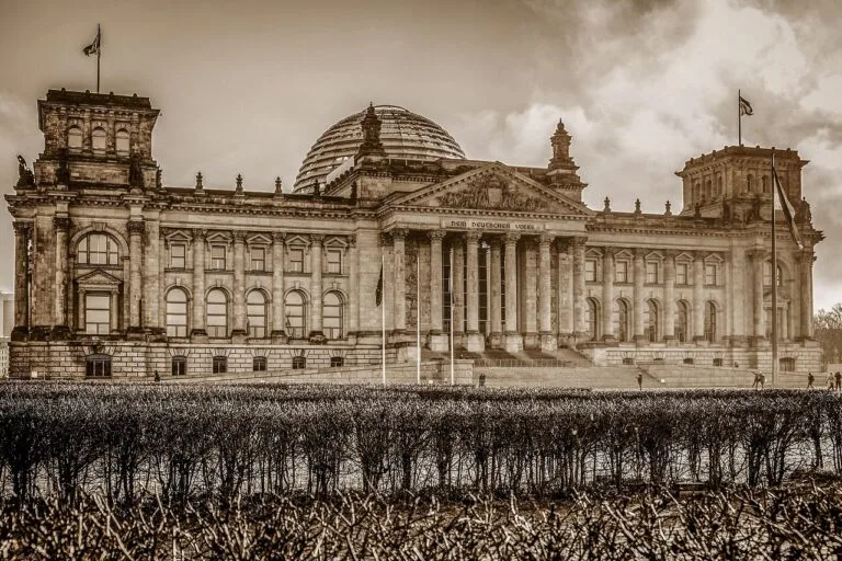 Nulidade do ato administrativo: vícios que invalidam decisões do poder público 5 berlin, parliament, government building, glass dome, architecture, house facade, flag, gov