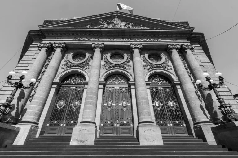 Black and white photo of the Mexican Chamber of Deputies, an iconic historic building in M
