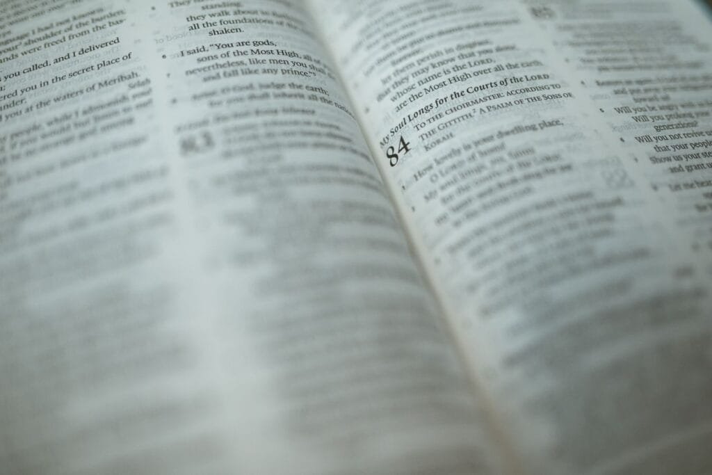 A Justiça e o INSS exigem que eu pague atrasados de contribuição. Como funciona? 1 A detailed close-up of a Bible page with a highlighted Psalm, symbolizing faith and spirituality.
