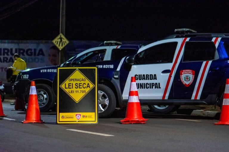 Night scene of a traffic checkpoint by the Municipal Guard in Londrina, Brasil, featuring 
