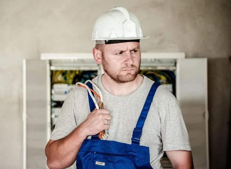PPP e laudo técnico: o documento que decide a aposentadoria especial 6 electrician, electric, electricity, worker, building, professional, employee, builder, rep