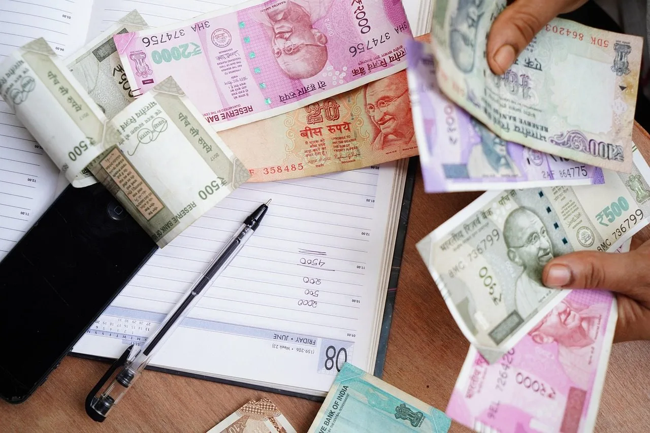 Prazo de dez anos para revisar o benefício: o que decadência significa 1 india, rupee, occupation, indian currency, giving, letter - document, contract, currency e