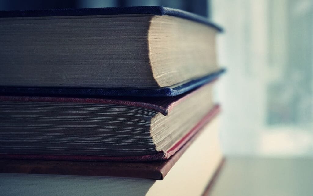 Posso recorrer da decisão do INSS sem entrar na Justiça? 1 Close-up shot of stacked vintage books with soft focus on pages, perfect for educational themes.