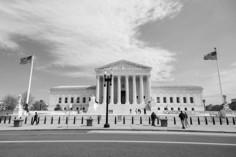 Recurso especial e extraordinario: por que poucos casos chegam aos tribunais superiores 2 Classic view of the US Supreme Court building in Washington, D.C., highlighting neoclassical architecture.