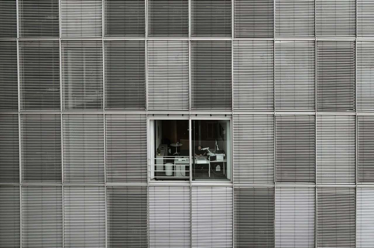 Rescisao indireta: quando o empregado pode pedir a saida por culpa da empresa 1 office, building, window, structure, venetian blinds, facade, overtime, world of work, wor