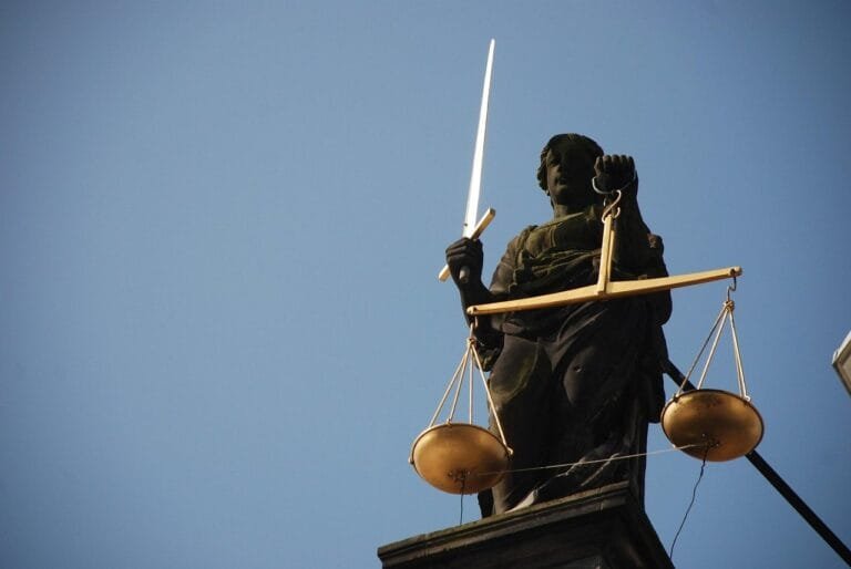 Sanções administrativas a empresas: multa, impedimento e declaração de inidoneidade 15 lady justice, jurisdiction, straight, scale, right, court of law, lady justice, lady justi