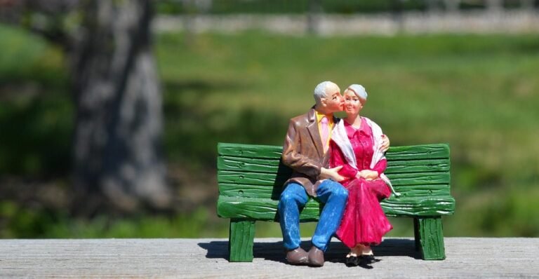 old couple, grandparents, bench, happy valentines day, sitting, kissing, hugging, love, el