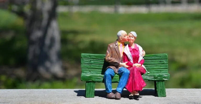old couple, grandparents, bench, happy valentines day, sitting, kissing, hugging, love, el