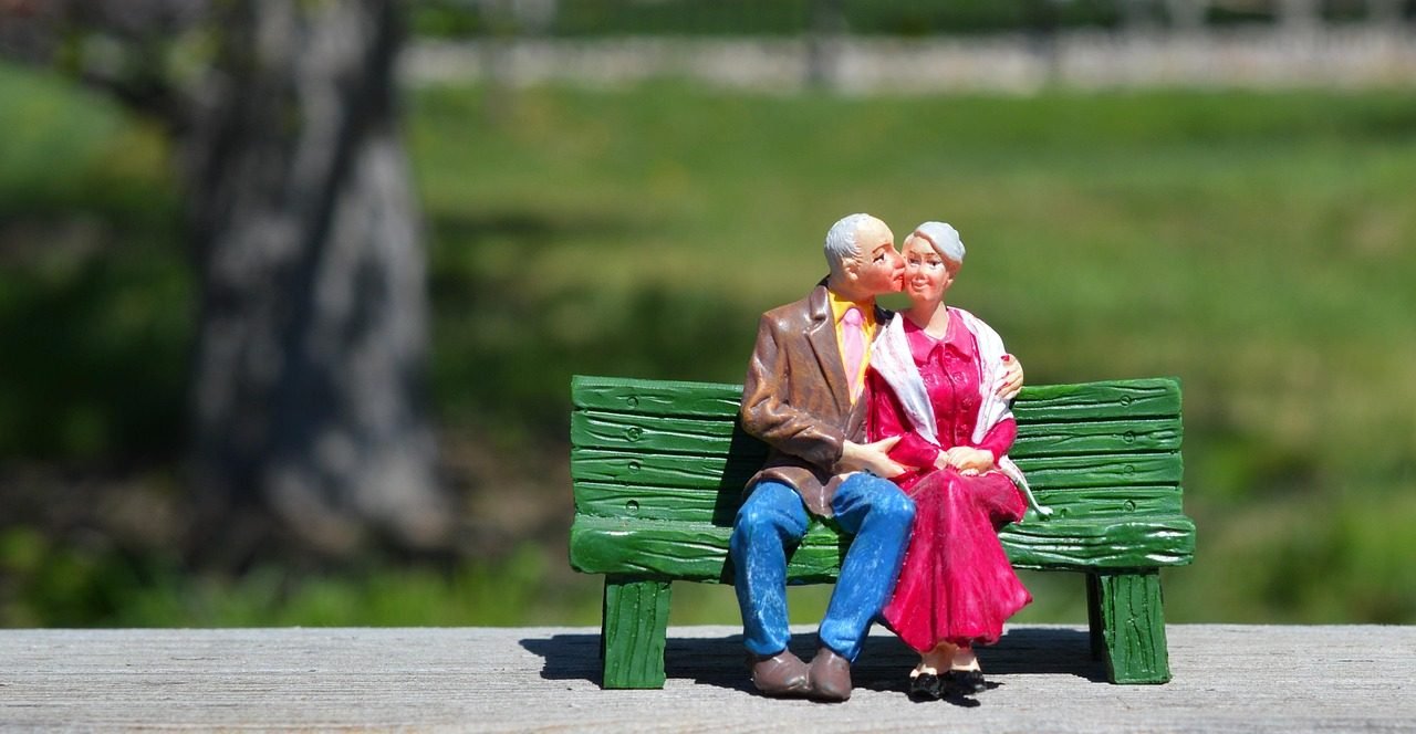STF acolhe embargos no Tema 1.102 (RE 1.276.977) e sela o fim da 'revisão da vida toda' (novembro/2025) 1 old couple, grandparents, bench, happy valentines day, sitting, kissing, hugging, love, el