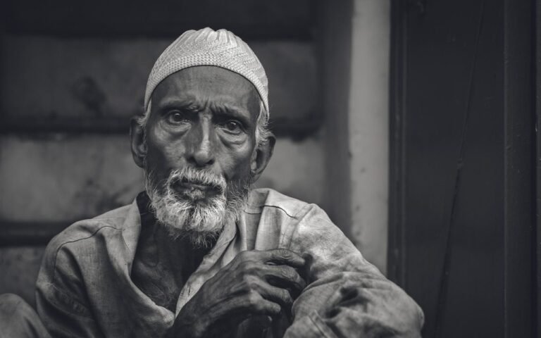 STF conclui Tema 1.300 e declara constitucional o cálculo da aposentadoria por incapacidade permanente em 60% da média mais 2% por ano excedente 2 old man, portrait, street, man, old, senior, person, male, elderly, grandfather, caucasian