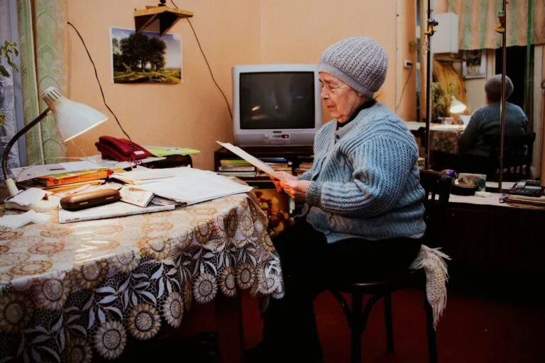 STF declara constitucional a aplicação do fator previdenciário a benefícios sob a regra de transição da EC 20/98 (Tema 616) 3 woman reading a magazine