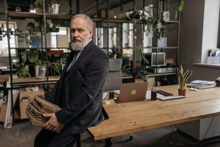 STF fixa no Tema 1.209 (RE 1.368.225) que a atividade de vigilante não é especial para fins de aposentadoria (fevereiro/2026) 4 Elderly businessman in a dark suit holding folders in a modern office setting.