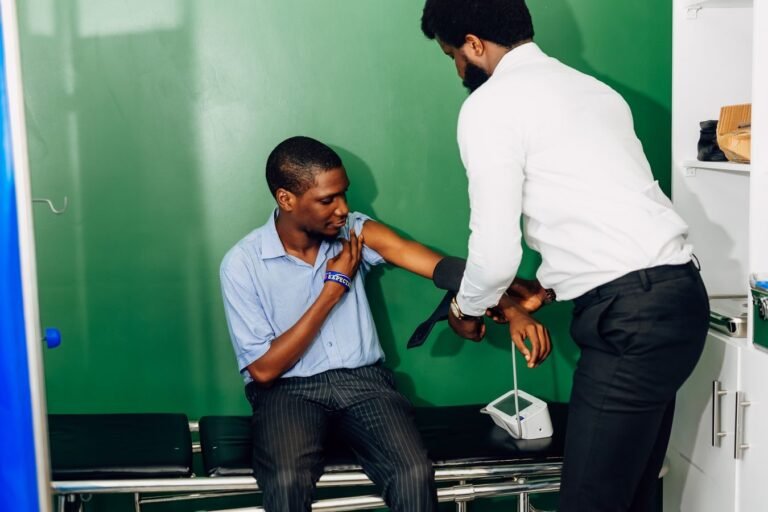 STJ autoriza o INSS a cancelar administrativamente benefício por incapacidade concedido judicialmente, mediante nova perícia e devido processo (Tema 1.157) 4 A healthcare professional checks a patients blood pressure in a clinic in Lagos, Nigeria.