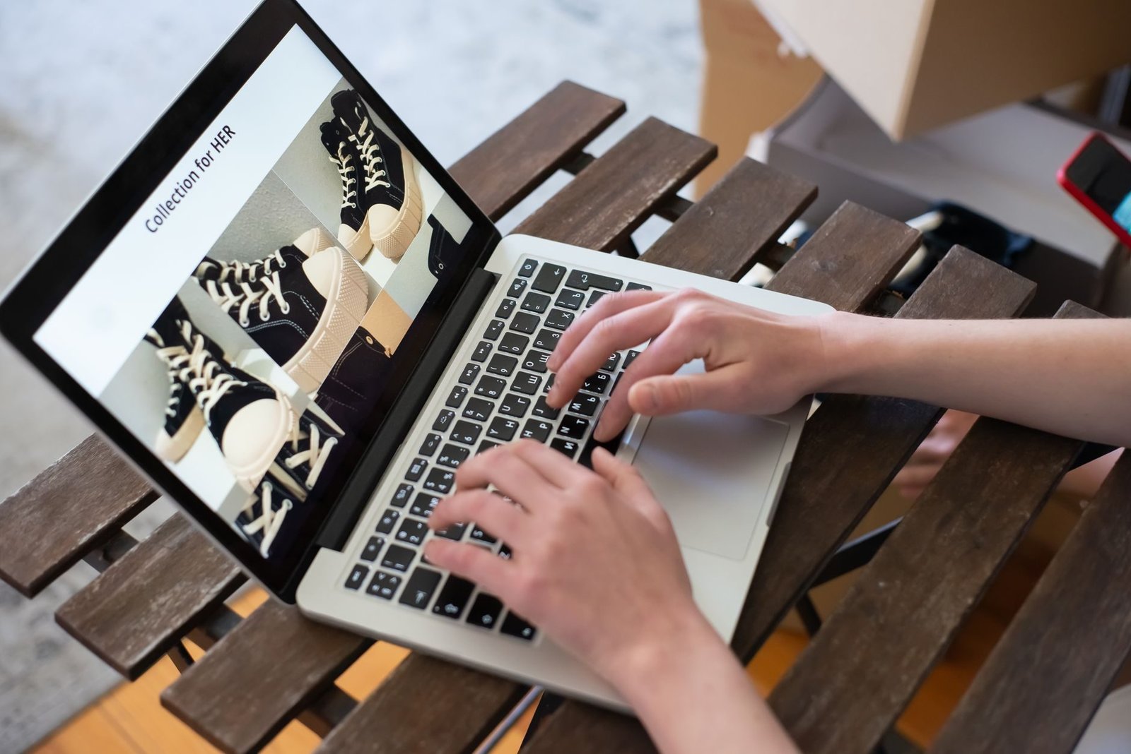 Superendividamento: o caminho legal para renegociar todas as dívidas 1 Hands of a person browsing a Collection for HER on an online shoe store using a laptop.
