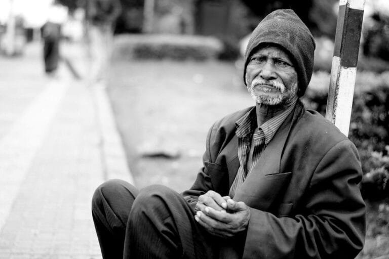 Teto do INSS: Valor Atualizado, Quem Recebe Acima e Como 4 old man, homeless, monochrome, poverty, person, aged, elderly, senior, man, lonely, sad, street, outdoors, portrait, bla