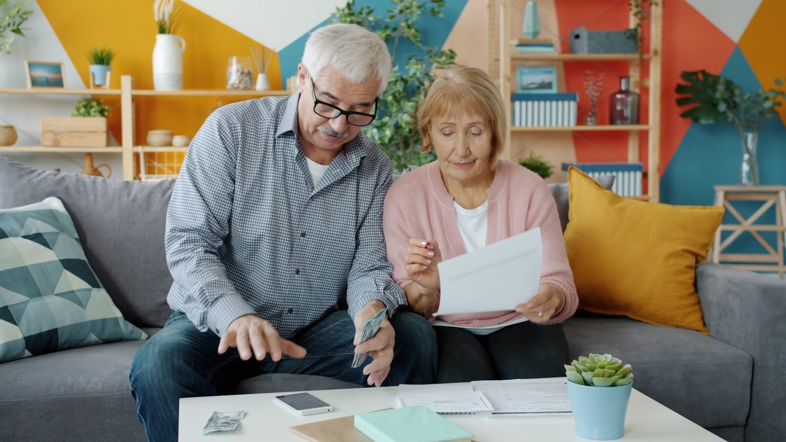 TNU fixa o Tema 365 e veda o cômputo de período de gozo de benefício por incapacidade para prorrogar o período de graça (art. 15, §1º, Lei 8.213/91) 1 Elderly couple reviewing documents at home
