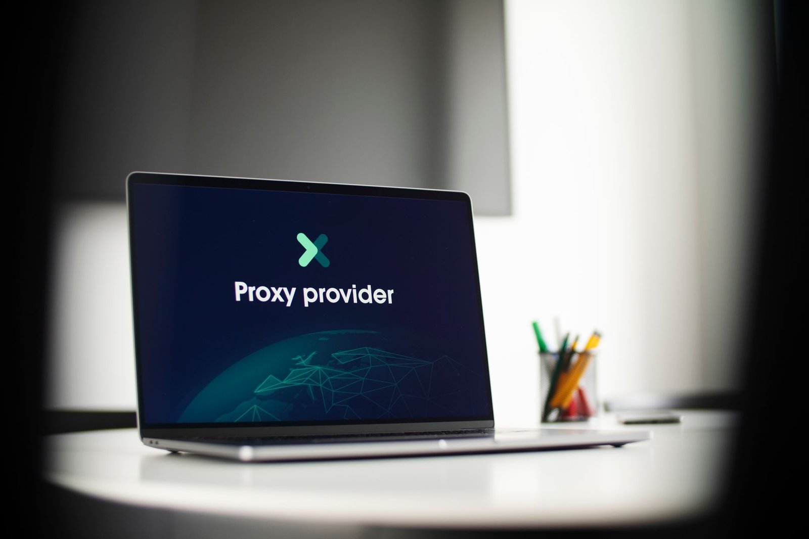 Transferência de dados para o exterior: o que muda ao usar serviços em nuvem 1 Laptop screen showing 'Proxy provider' in a tech office setting, focus on cybersecurity.