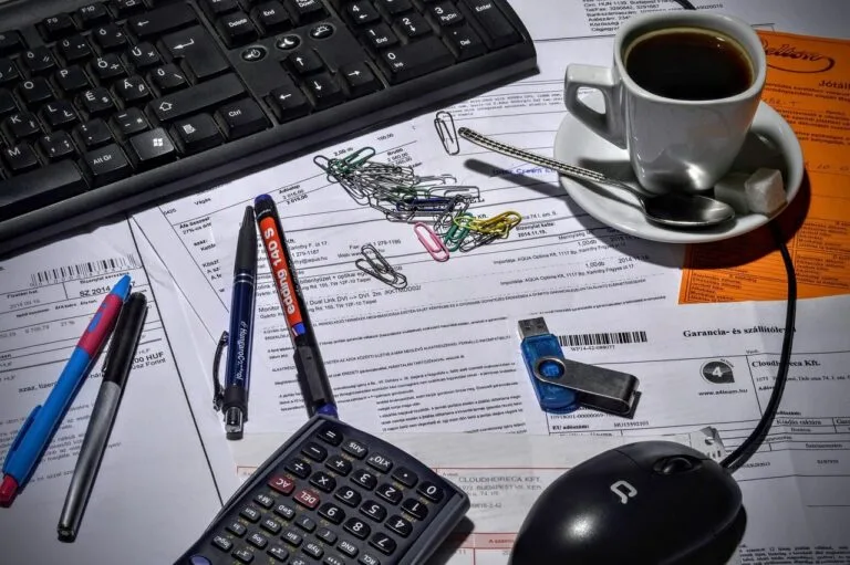 Tributação de aplicações financeiras e investimentos: o que o investidor precisa declarar 4 bookkeeper, accountant, office, coffee, calculator, keyboard, pen, usb drive, invoice, com