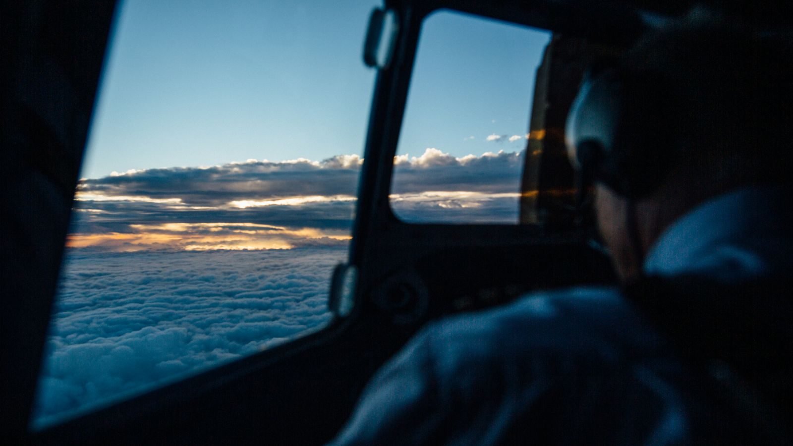 TNU define Tema 337 e afasta especialidade do aeronauta baseada apenas em exposição a pressão atmosférica hipobárica após a Lei 9.032/1995 1 Scenic sunset view from an airplane cockpit flying over the clouds.