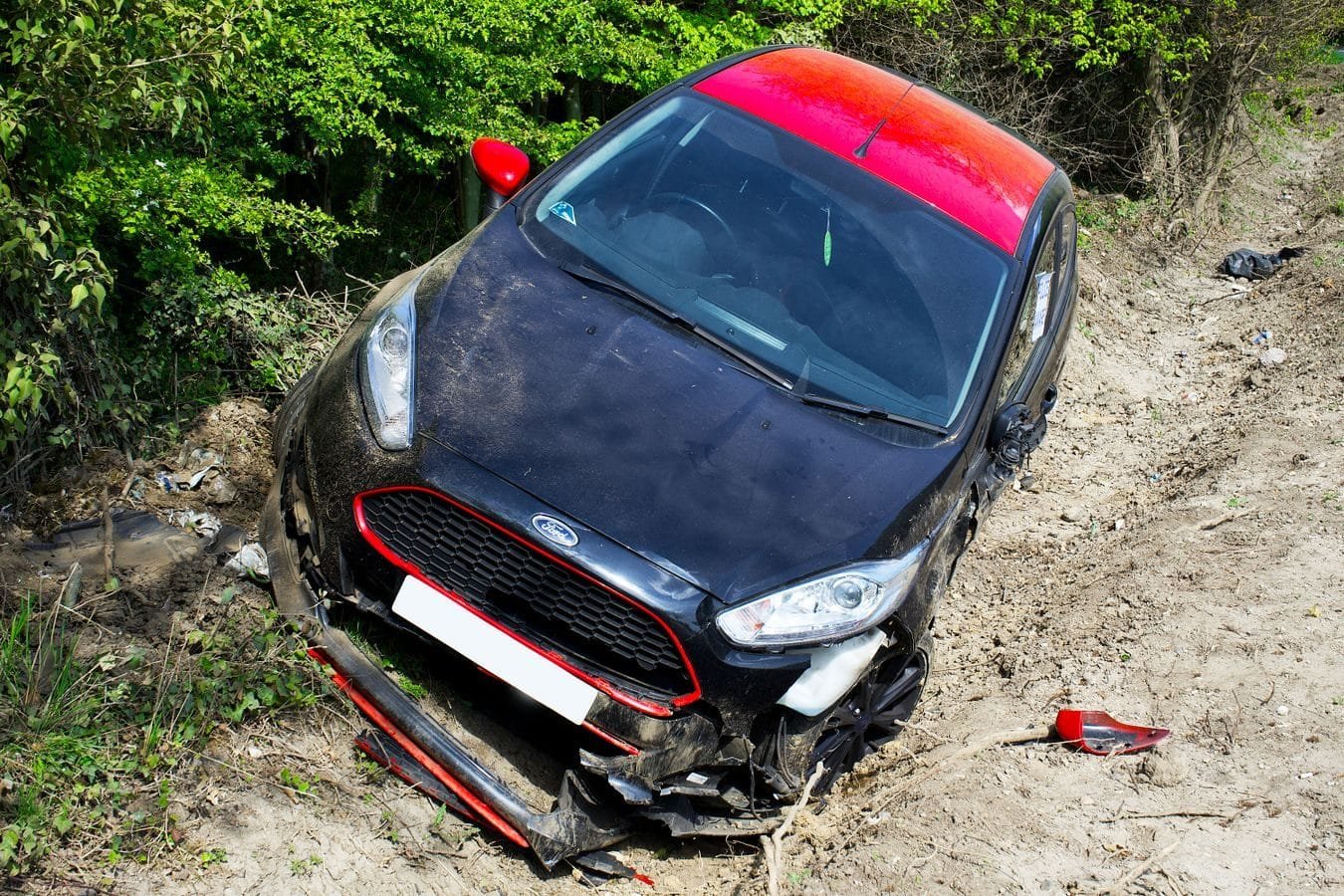 Acidente de transito sem vitimas: como organizar a indenizacao dos danos 1 Damaged car after an accident on a dirt road in Welwyn Garden City, UK.
