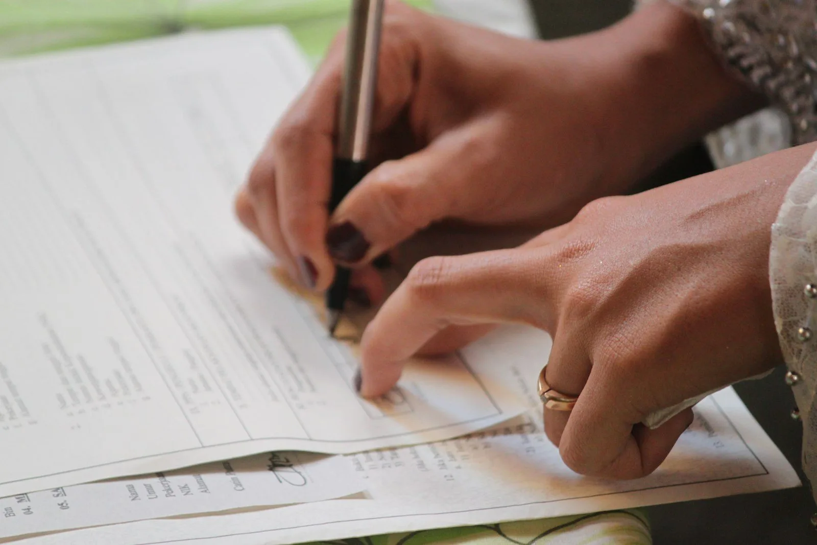 Anulação e revogação de atos administrativos: o que o cidadão pode questionar 1 person writing on white paper