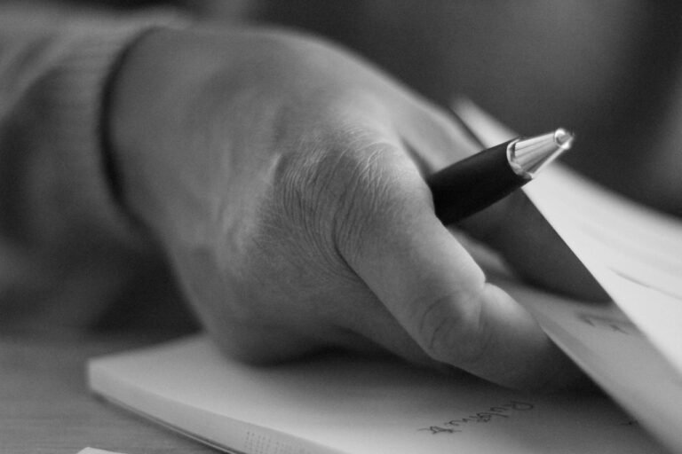 Aposentadoria do trabalhador rural por idade: requisitos essenciais 3 hand, pen, write, paper, business, work, document, office, training, desk, people, noteboo