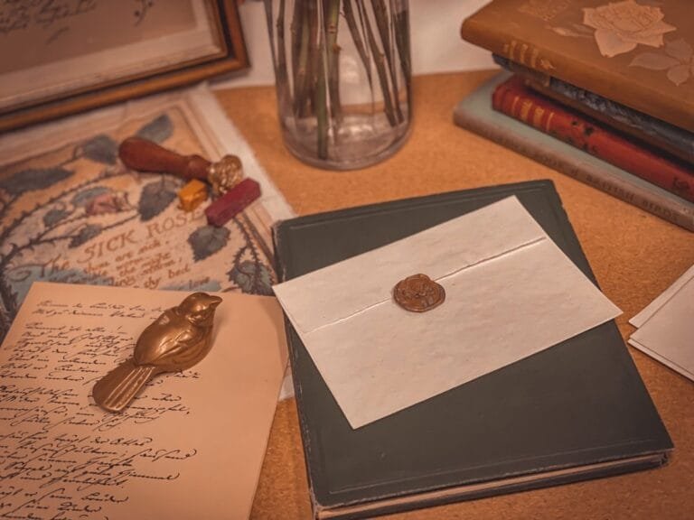 Resultados 3 A vintage desk setup featuring a wax-sealed letter, books, and a figurine, evoking a nostalgic and retro atmosphere.